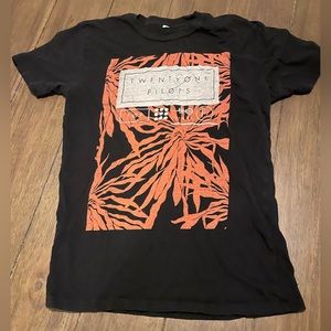 🔴 Twenty One Pilots Band Tee
